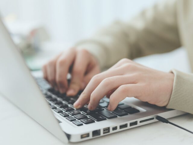 Πώς να γράφεις captions που τραβούν πραγματικά προσοχή στα social media